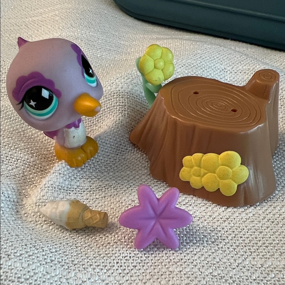 Littlest Pet Shop Lavendar Hummingbird Figure with Tree Stump, Star, & Ice Cream